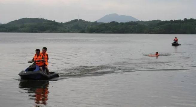 安徽省樅陽(yáng)縣|軍地聯(lián)合開(kāi)展長(zhǎng)江防汛應(yīng)急救援演練